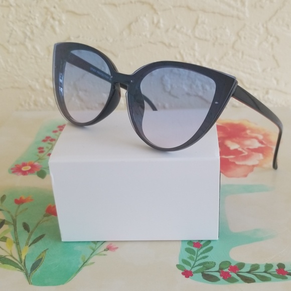 2019  CLEAR CAT EYE LENS WOMAN  SUNGLASSES - Picture 2 of 5